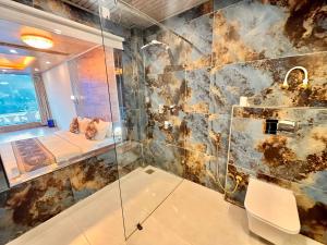 A bathroom at Rockland Cottage, Manali - Centrally Heated & Air Cooled Premium Rooms