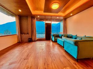 A seating area at Rockland Cottage, Manali - Centrally Heated & Air Cooled Premium Rooms