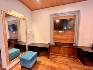 A seating area at Rockland Cottage, Manali - Centrally Heated & Air Cooled Premium Rooms