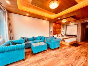 A seating area at Rockland Cottage, Manali - Centrally Heated & Air Cooled Premium Rooms