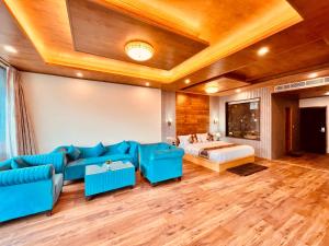 A seating area at Rockland Cottage, Manali - Centrally Heated & Air Cooled Premium Rooms