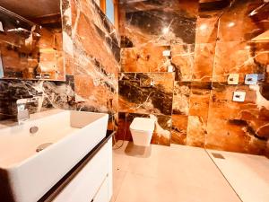 A bathroom at Rockland Cottage, Manali - Centrally Heated & Air Cooled Premium Rooms