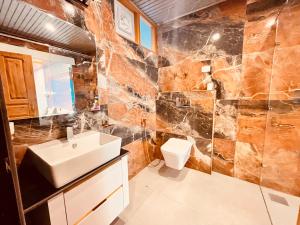 A bathroom at Rockland Cottage, Manali - Centrally Heated & Air Cooled Premium Rooms