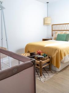 コルドバにあるTrotamundos 2 Apartamento nuevo en el centro de Córdobaのベッドルーム1室(黄色い毛布とテーブル付きのベッド1台付)