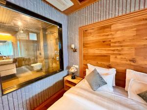 A bed or beds in a room at Rockland Cottage, Manali - Centrally Heated & Air Cooled Premium Rooms