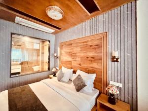 A bed or beds in a room at Rockland Cottage, Manali - Centrally Heated & Air Cooled Premium Rooms