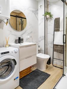コルドバにあるTrotamundos 2 Apartamento nuevo en el centro de Córdobaのバスルーム(洗濯機、トイレ付)
