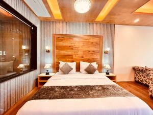 A bed or beds in a room at Rockland Cottage, Manali - Centrally Heated & Air Cooled Premium Rooms