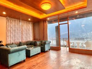 A seating area at Rockland Cottage, Manali - Centrally Heated & Air Cooled Premium Rooms