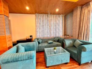 A seating area at Rockland Cottage, Manali - Centrally Heated & Air Cooled Premium Rooms