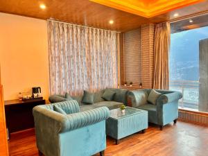 A seating area at Rockland Cottage, Manali - Centrally Heated & Air Cooled Premium Rooms