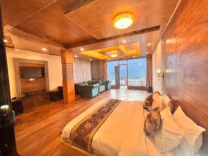 A bed or beds in a room at Rockland Cottage, Manali - Centrally Heated & Air Cooled Premium Rooms