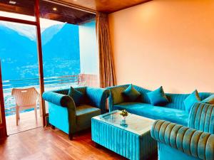 A seating area at Rockland Cottage, Manali - Centrally Heated & Air Cooled Premium Rooms