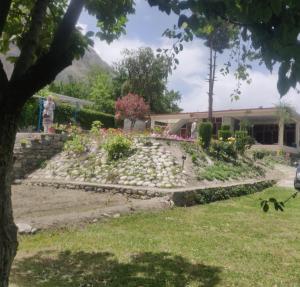 un jardín frente a una casa en Serene Guest House en Gilgit