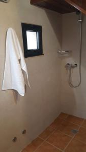Baño con una toalla blanca colgada en la pared en Casa Madrelejo, en Outes