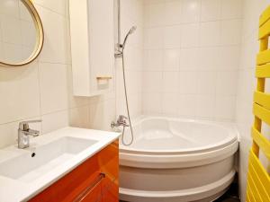 ein Badezimmer mit einem Waschbecken, einem WC und einem Spiegel in der Unterkunft Haut Foirail, Balcon Centre-Ville in Espalion