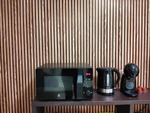 d'un four micro-ondes et d'une cafetière sur une table. dans l'établissement La MARINA, à Alicante