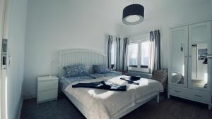 Un dormitorio con una cama y una bandeja. en Ferienhaus Lütt Hus An D'see, en Haffkrug