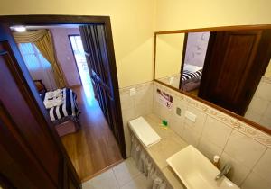 La salle de bains est pourvue d'un lavabo et d'un miroir. dans l'établissement Latacunga Hostel, à Latacunga