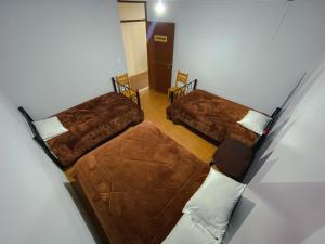 an overhead view of two beds in a room at Latacunga Hostel in Latacunga