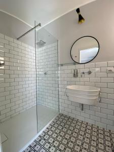 Un baño blanco con lavabo y espejo. en Dimora dei Minoriti, en Catania