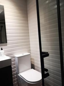 Ahín的住宿－Casa Rural Ana Maria Ain，浴室配有白色卫生间和盥洗盆。