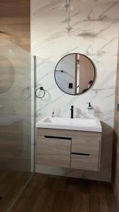 a bathroom with a sink and a mirror at Vereda linda in Juan de Acosta