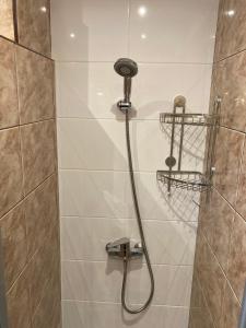y baño con ducha con cabezal de ducha. en Apartament Kopytko, en Bielsko-Biala