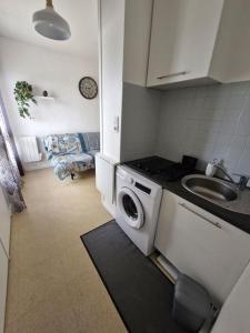 Η κουζίνα ή μικρή κουζίνα στο Studio - Marina 5 - 31 allée des Pignons - 4-1