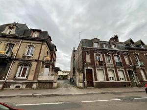 ルーアンにあるAppartement Balneo The Notebook -303の通りに隣接する2つの古い建物