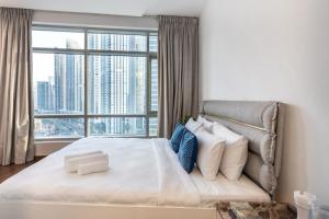 Postel nebo postele na pokoji v ubytování The Lofts - Luxurious space with Burj Khalifa View + 30 fotografií
