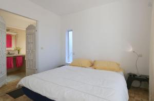 Ліжко або ліжка в номері Villa vue mer Mirleft - ménage et Cuisinière à mi-temps