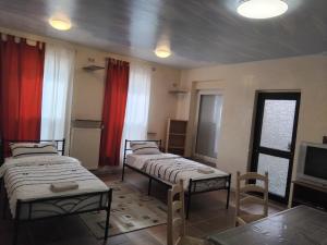 Μια τηλεόραση ή/και κέντρο ψυχαγωγίας στο Doppelbett Zimmer mit WC