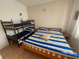 1 dormitorio con 1 cama y 1 litera en Apartments Green Oasis en Vlašići