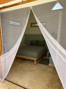 1 cama en una tienda de campaña en una habitación en Casita Cayena en Las Galeras