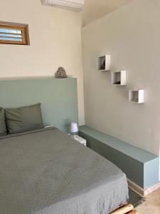 1 dormitorio con 1 cama en una habitación con escalera en Casita Cayena en Las Galeras