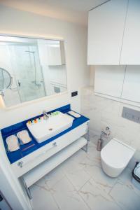 bagno con lavandino e servizi igienici di Panorama Batumi Beach Resort a Batumi