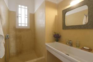 Ванна кімната в Villa vue mer Mirleft - ménage et Cuisinière à mi-temps
