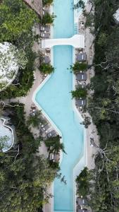 an overhead view of a swimming pool at a resort at Hotel Milam in Tulum