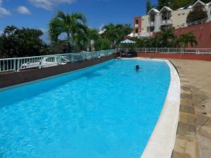 a person swimming in a large swimming pool at le Marlon in La Trinité