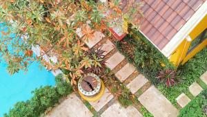 una vista aérea de un reloj junto a una piscina en Mai Home Ninh Bình, en Ninh Binh