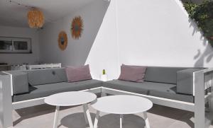 sala de estar con sofá y 2 mesas en Miramar Sitges, en Sitges