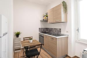 Kuchyň nebo kuchyňský kout v ubytování central comfortable studio apartment