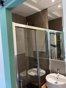 łazienka z 2 umywalkami i lustrem w obiekcie Totò House w Rzymie
