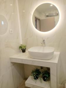 een witte badkamer met een wastafel en een spiegel bij Green Vila in Sozopoli