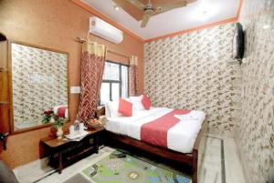 a hotel room with a bed and a window at Hotel Reshmi In Agra Near Chandrashekhar Park - Best Location in Agra