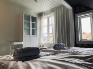 um quarto com duas toalhas numa cama com uma janela em Bed and Brunsj, Sand em Sand