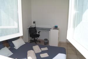 a bedroom with a desk and a bed with a chair at Chambre d'hôte dans une propriété avec piscine 