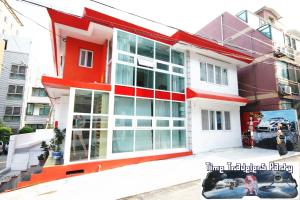 ein rotes und weißes Haus mit vielen Fenstern in der Unterkunft Time Travelers Party Hostel In Hongdae in Seoul