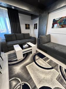 sala de estar con sofá y mesa en Perla Home 2 Bedrooms Apartment, en Popeşti-Leordeni